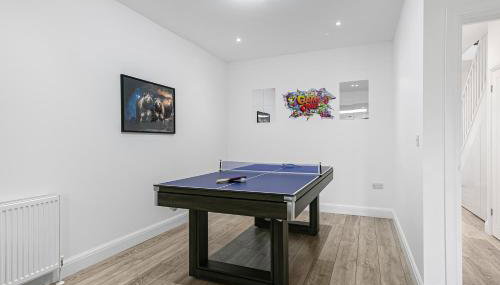 Spacious Detached House with 7 Beds Includes Ping Pong and Pool Table Sleeps 14 Free Parking - Foto 5