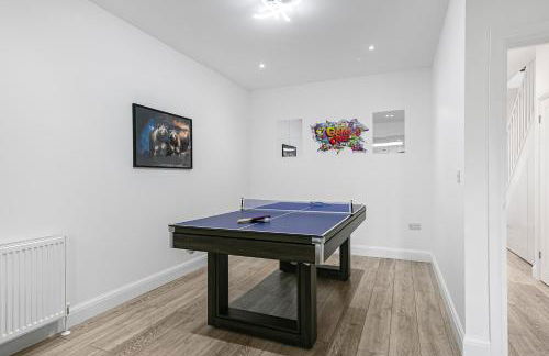 Spacious Detached House with 7 Beds Includes Ping Pong and Pool Table Sleeps 14 Free Parking - Foto 5
