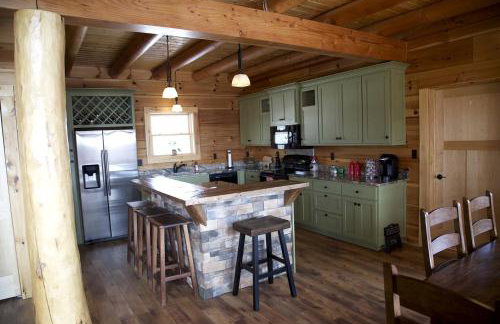 Stunning Private Cabin Getaway with Gorgeous Fireplace near Quincy, Illinois - Foto 16