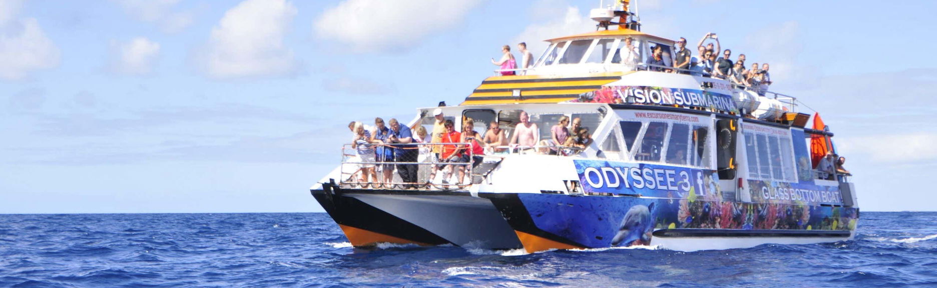 Paseo en barco con fondo de cristal