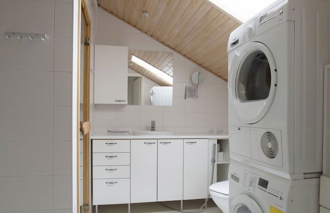 2ndhomes 2BR Penthouse with Balcony and Sauna - Photo 14