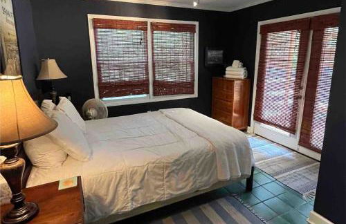 3 Bedroom Cozy Cottage with fenced in backyard and hot tub 4 miles to the beach - Foto 21