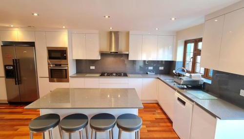 Luxury London House Sleeps x 16, Free Parking, Free Wifi, Garden Patio, Close to tube line easy access to Central London - Foto 4