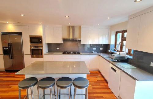 Luxury London House Sleeps x 16, Free Parking, Free Wifi, Garden Patio, Close to tube line easy access to Central London - Foto 4