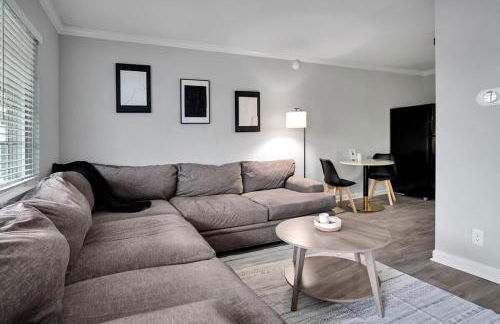 Black And White 1 BR by Ryan Korban - Foto 1