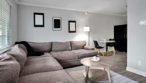 Black And White 1 BR by Ryan Korban - Foto 1