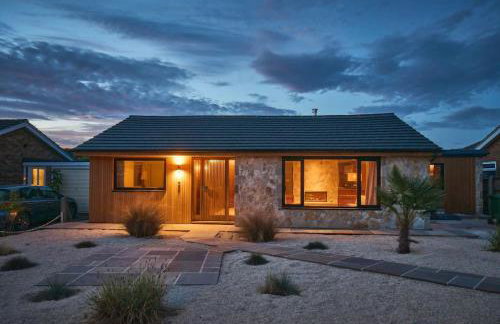 Cromer Luxury Palm Springs Bungalow with Pool Room - Photo 9