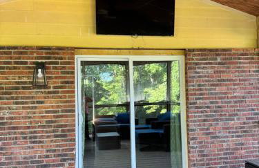 Lake Lanier 3BR Cozy Retreat with Screened Porch, Deck and Dock - Foto 22