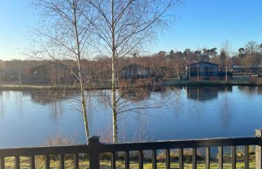 Kingfisher Lodge - Lakeside Lodge With Hot Tub - Foto 4