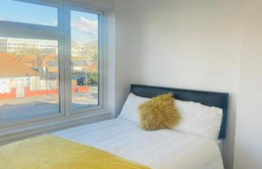 Newly Refubirshed House, Ideal for group Stay- 5 En-suite beds, close to Heathrow & 5 mins from Hayes Stn - Elizabeth Line - Foto 4