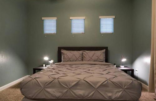 Gated townhouse with 2 suites, heated pool, hot tub - Photo 29