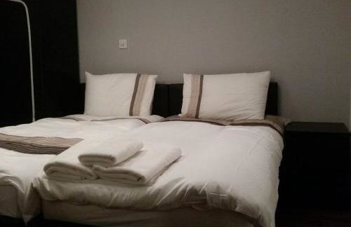 LOVELY 1 BED FLAT WITH GOOD TRANSPORT LINKS. - Photo 1