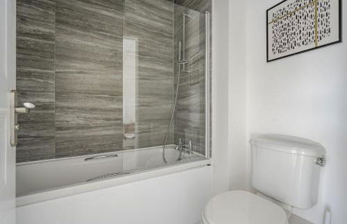 Luxurious 3 Bed House with Free Parking, Sky TV, Movies & Netflix - Foto 54