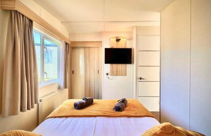 Marton Mere - 3 Bedroom Caravan- by Holiday Homes - Photo 8