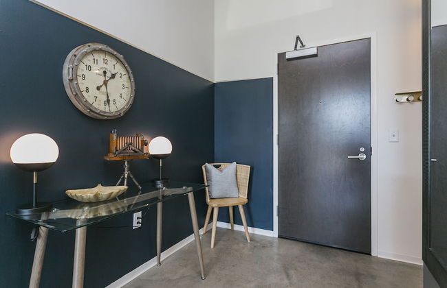 Mid Century Modern Downtown Condo | 30+ Night Min - Foto 2