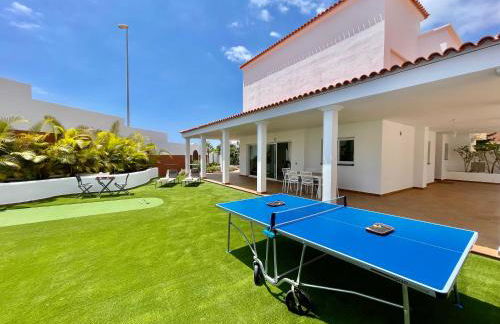 Villa Amorio a spacious modern getaway with a private heated pool & Sea Views - Foto 1