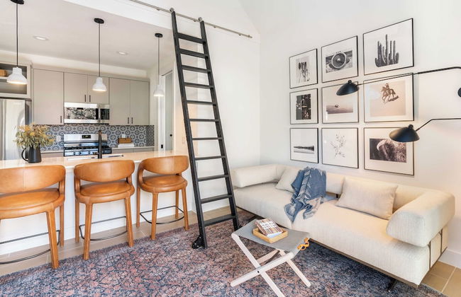 Modern Retreat w/ Pool, Guest House & Deck Lounge Henley by Avantstay - Foto 14