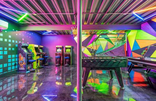 Newly Renovated Luxe Home near Asheville | Pool, Hot Tub, Theater & Games! - Foto 48