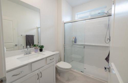 Modern Charming 4BR Home, Family Friendly, Office Space, Fast WiFi, Free Parking - Foto 20