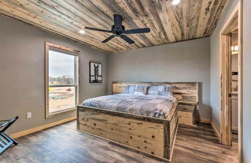 Upscale Riverfront Home with Beach and Fire Pit! - Foto 13