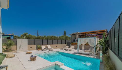 Fratelli Villa, with Heated Pool & Spa Whirlpool, By ThinkVilla - Foto 5, sunbed