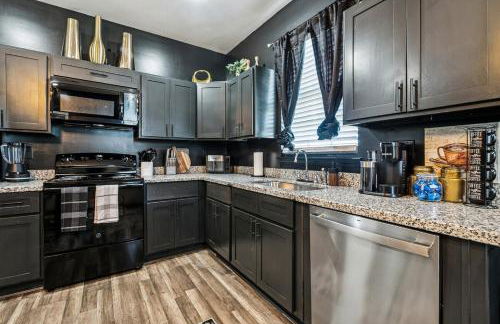 Spacious 10BR NOLA Home, Perfect for Groups, King bed - Foto 36