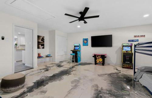 High End Design Home with Pool & Hot Tub Gameroom - Foto 92
