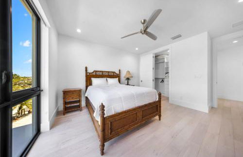 LVS Villa Blanco 5BR Coastal Oasis with Rooftop Sunset Deck Heated Pool Spa & Walk-to-Beach Access - Foto 45