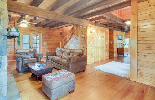 Peaceful Raphine Cottage with Deck and Fireplace! - Foto 2