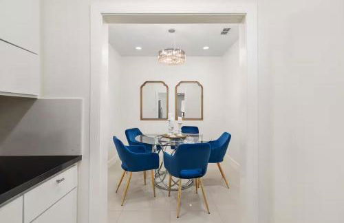 Luxurious Condo with Pool & Garage Close to Shopping - Foto 13