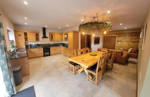 Stylish Lodge in the Peak District sleeps up to 9 - Photo 3