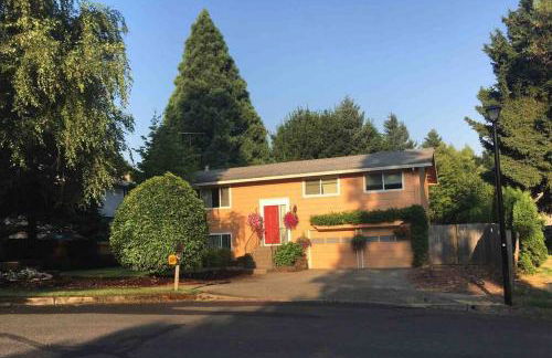 West Linn Relaxing Entire Home WiFi TV Yard BBQ Eateries - Foto 1