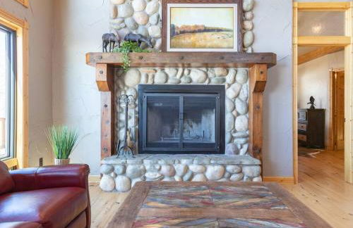 MAJESTIC VIEWS FAMILY LODGE with Large Deck - Photo 12