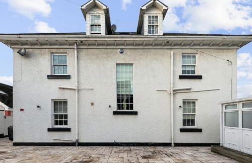 6BR House with Butler, Sauna & Hot Tub in Glasgow - Photo 11