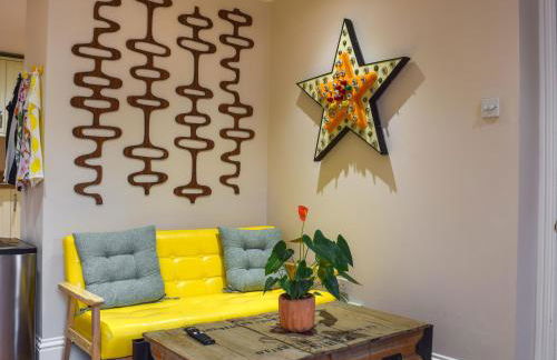 Queens Manor - Photo 7