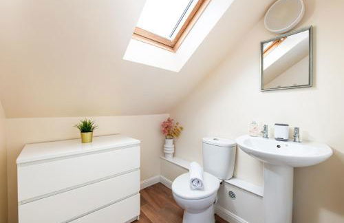 NEW Business & Long Stays- Sleeps7-by FabAccommodation - Foto 8