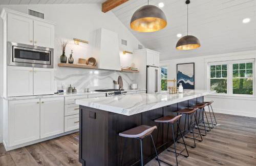 Designer Home w/ Lake Views+Walk to Downtown&Beach - Foto 21