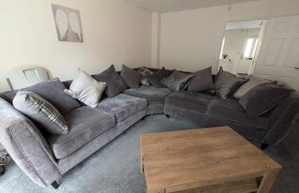 Large Modern House With Private Parking - Photo 60