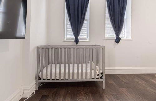 Ann Avenue Modern 3BR Home, Near Downtown with Free Parking - Photo 10