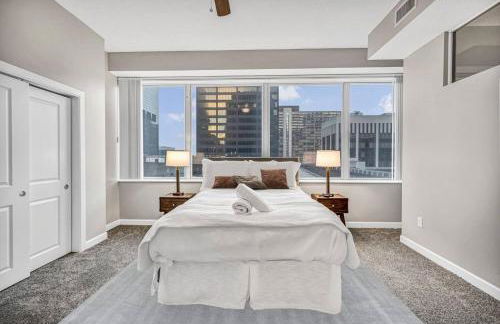 HUGE Panoramic SkySuite w/ Downtown VIEWS: Gym - Photo 25