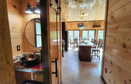 Luxe Cabin with Game Room, Hot Tub & Firepit - Foto 11