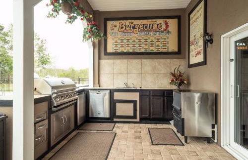 Lakefront Mansion on 10 Acres - Sleeps 15-45 - Foto 21