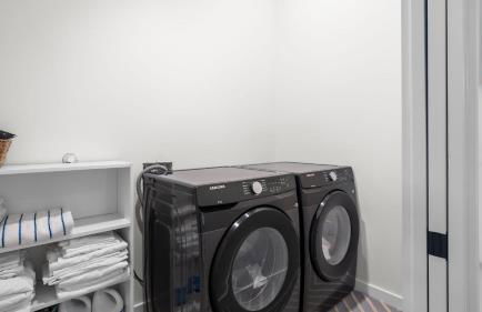 Modern Oasis w Pool Hot Tub Rooftop Deck Home Theater Mariposa Retreat by AvantStay - Foto 30