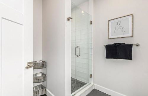 Stylish Grand Lake Retreat - King Bed - Walk to Lake - Foto 14