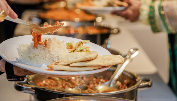 Cours de cuisine et repas partagé une famille indienne