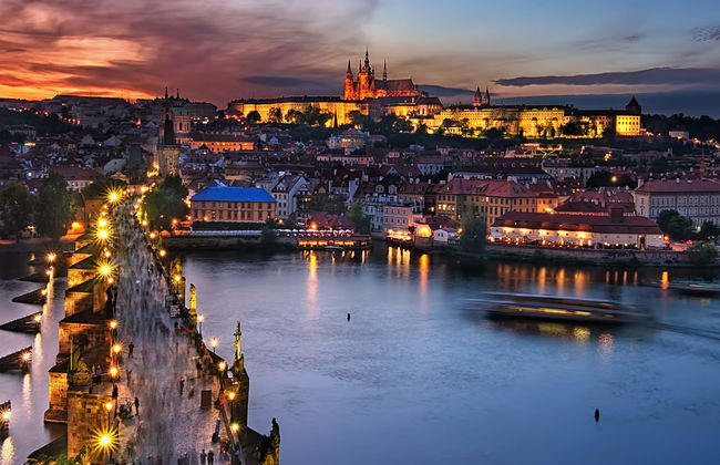 Giro in battello con cena sulla Moldava - Foto 1