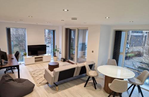 Luxury Corner Apartment by Cambridge Station with Free Allocated Underground Parking & Flexible Beds - Foto 20