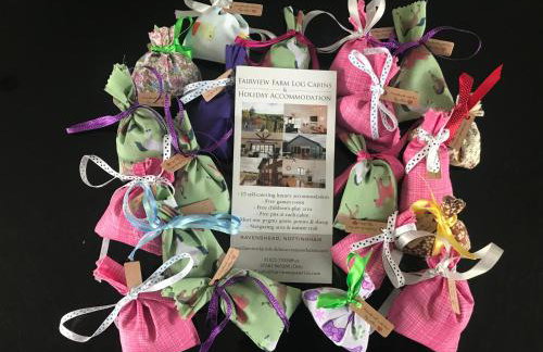 POPPY LUXURY LODGE Sleeps 8 at Fairview Farm, Ravenshead, Nottingham Near Sherwood Forest, Dog Friendly, Farm Stay great for wedding groups, families, Hen Do's, friends gatherings with amazing views - Foto 34