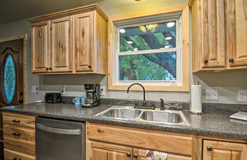 Pet-Friendly Petoskey Area Cabin, Walk to River! - Foto 8