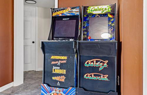 New Renovated 5BD Home with Hot Tub Sauna & Game Rm - Foto 66